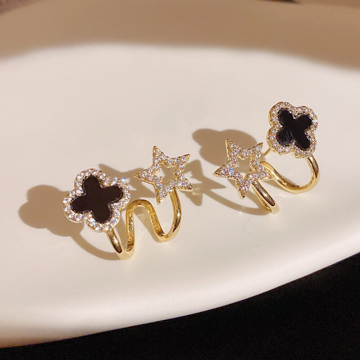 Black Clover Star Claw Stud Earrings