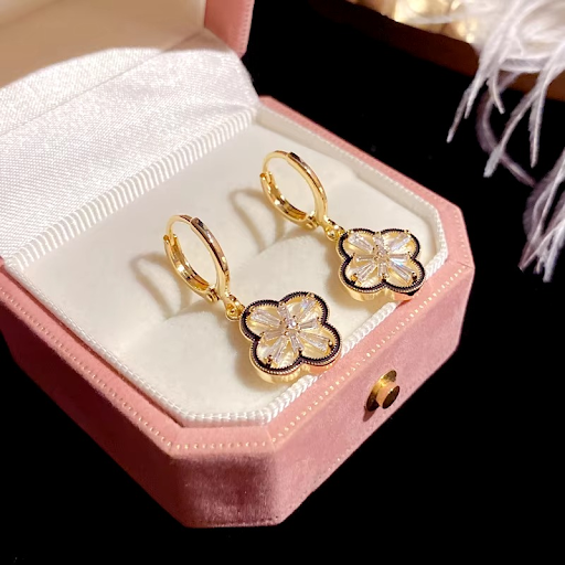 Stunning clover-shaped earrings